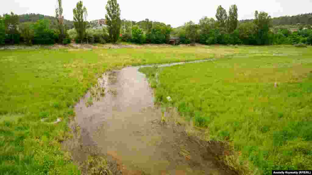 Зараз дощова вода продовжує стікати з довколишніх пагорбів