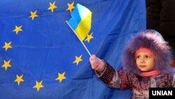 Початок Революції гідності. Дівчинка тримає прапор України під час мітингу в Ужгороді, 8 грудня 2013 року