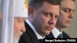 У червні до анексованого Криму замість Захарченка приїхав Денис Пушилін, так званий «глава ради депутатів» угруповання «ДНР»