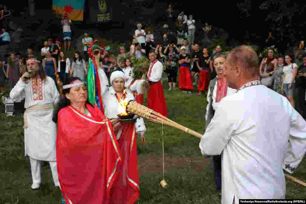 Церемонія підготовки до запалення купальського вогнища