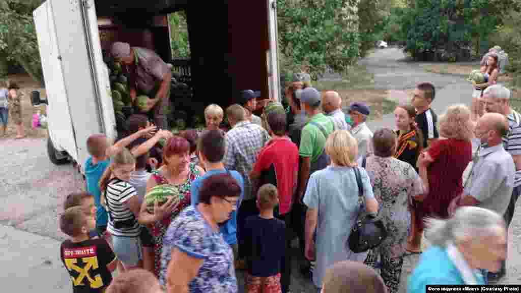 Де? Херсон. Що роздають? Кавуни Від кого?&nbsp;Ігор Колихаєв, потенційний кандидат в мери Херсона. Деталі: ​11 вересня від імені політика на одній з вулиць Херсона безкоштовно роздавали кавуни, агіуючи людей за його програму. &laquo;Ми маємо право до 19 числа (вересня &ndash;​&nbsp;ред.) пригостити людей кавунами. Ми ж не підкуповуємо, а ми просто роздаємо, пригощаємо людей&raquo;, &ndash; розповіла одна з представниць команди Колихаєва, яка проводила цю агітацію.