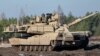 Танк Leopard 2A4 польской армии во время совместных учений польско-американских бронетанковых частей на военном полигоне в Свентошуве, 24 ноября 2015 года