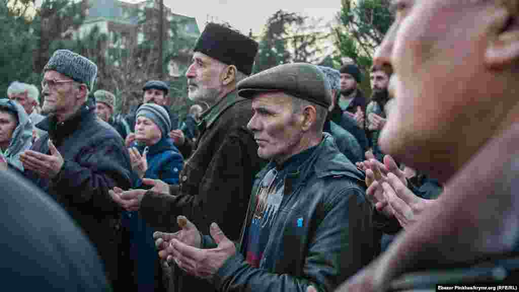 Після засідання суду присутні провели дуа. На фото &ndash;&nbsp;син загиблої Веджіє Кашка Ібрам