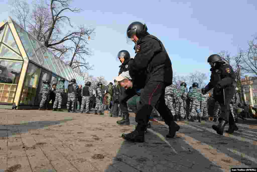 Наразылық акциясы кезінде полиция жаппай ұстау операциясын ұйымдастырды. &nbsp;