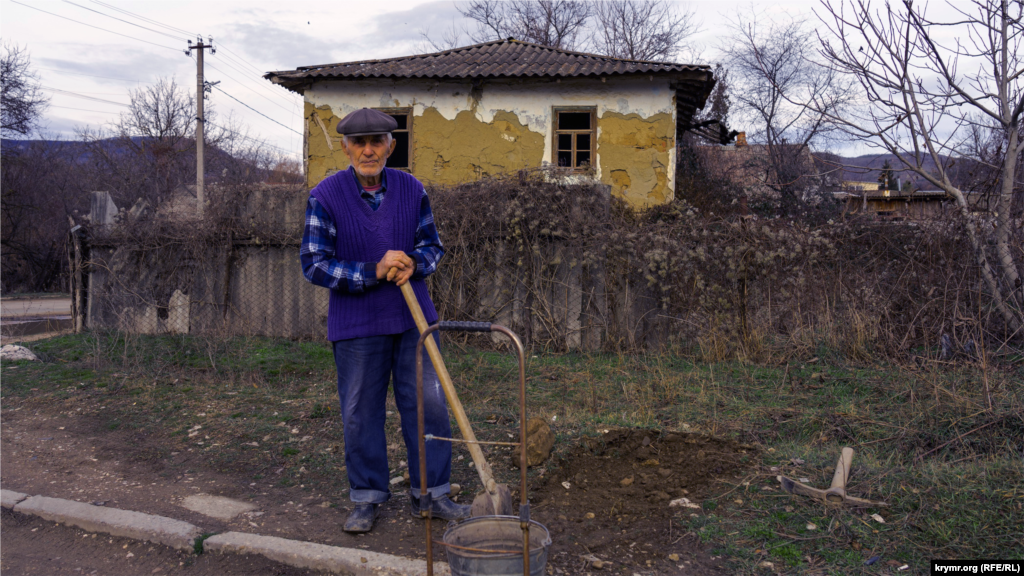 87-річному Сейфуле-азі вдома не сидиться, він вирішив засипати калюжі на узбіччі. З місць депортації &ndash; Киргизстану &ndash; чоловік з родичами повернувся на історичну батьківщину в травні 1988 року&nbsp;