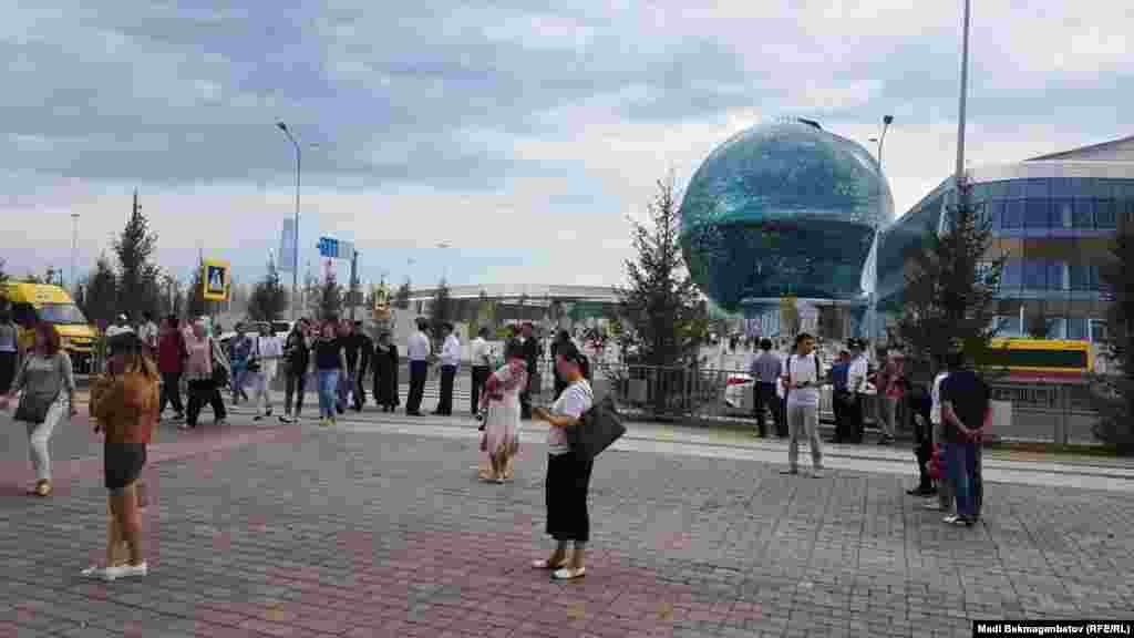 Астанадағы мерекелік шара өтіп жатқан EXPO қалашығында жүрген тұрғындар мен полиция қызметкерлері. 6 шілде 2018 жыл.