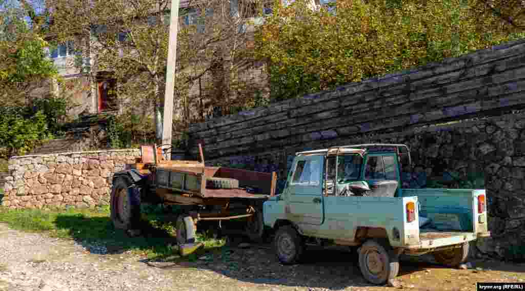 Перевірене роками дітище Луцького автозаводу ЛуАЗ-969 &laquo;Волинь&raquo; (праворуч) у гірському селі затребуване досі