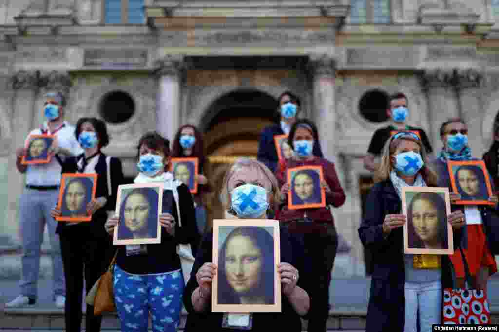 У такий спосіб екскурсоводи нагадали відвідувачам про вимушені нововведеня у роботі музею, спричинені епідемією COVID-19 у Франції