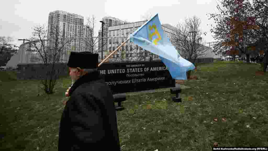 Разом з Україною Меморандум 1994 року підписали представники Росії, США, Великої Британії, Франції і Китаю