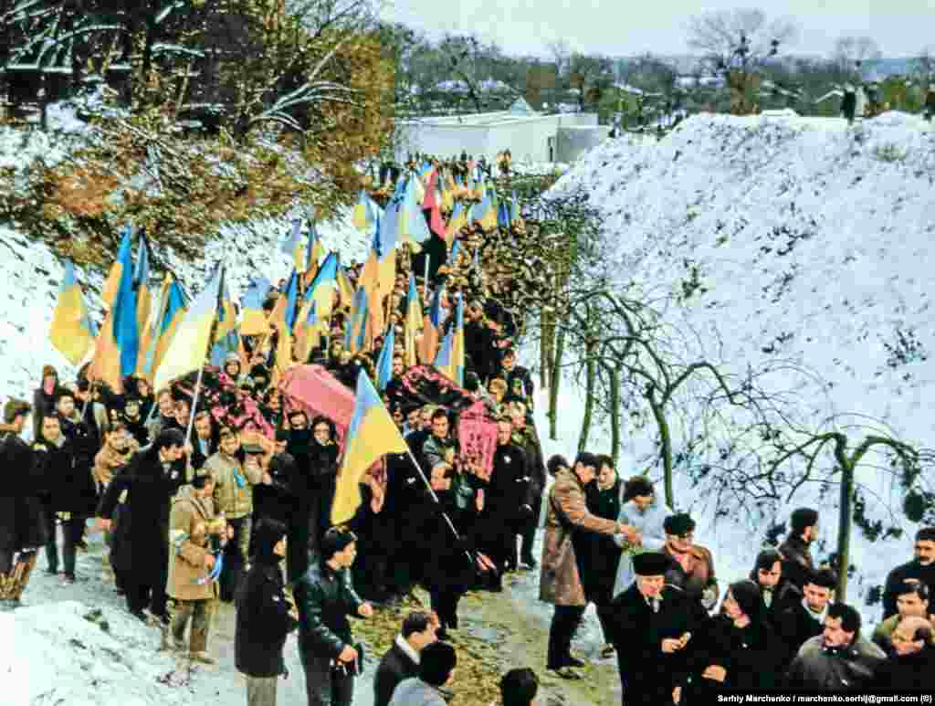 Учасники церемонії перепоховання на підході до Байкового кладовища