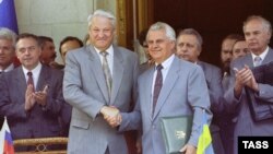 Ялта, Україна, 03.08.1992 рік. Президенти Росії та України Борис Єльцин і Леонід Кравчук (потискають один одному руки) після церемонії підписання угоди щодо Чорноморського флоту