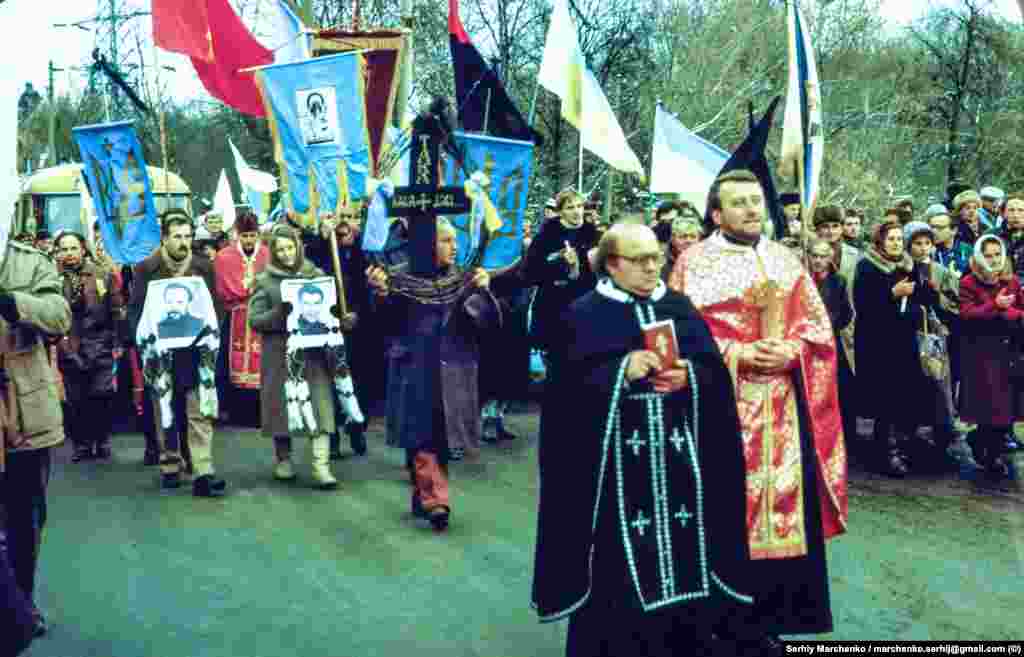 На передньому плані в окулярах &ndash; священник УГКЦ Ярослав Лесів