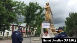 Оксана Терновская Мәншүк Мәметованың ескерткіші алдында наразылық акциясын өткізіп тұр. Орал, 22 мамыр 2017 жыл.