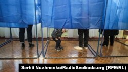 Під час голосування на виборах президента України на одній із виборчих дільниць у Києві, 31 березня 2019 року