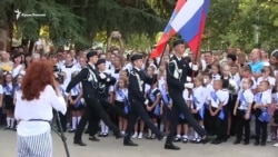 Триколори і військові. Перший дзвоник у школі Севастополя (відео)