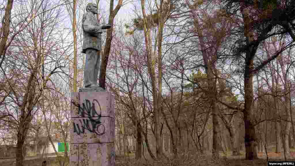 Час і люди не пощадили пам&#39;ятник &laquo;вождеві світового пролетаріату&raquo; в старому сільському парку