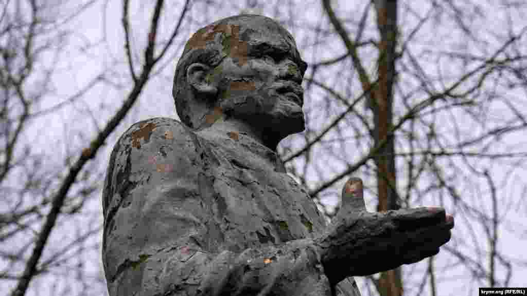 Час і люди не пощадили пам&#39;ятник &laquo;вождеві світового пролетаріату&raquo; у старому парку в селі​ Перове