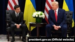 Наразі, якраз коли держсекретар США Майк Помпео відвідує Україну, українські лідери хочуть зрозуміти, в якому стані перебувають їхні відносини з Трампом, йдеться у статті The Washington Post. На фото: президент України Володимир Зеленський (ліворуч) і президент США Дональд Трамп.