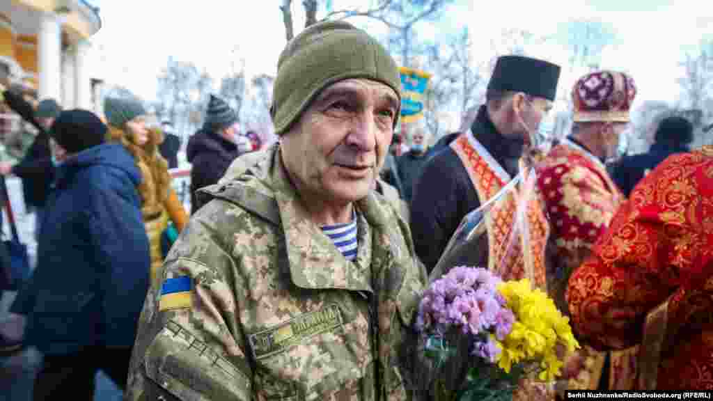 Учасники пам&rsquo;ятної ходи пройшли від станції метро &laquo;Арсенальна&raquo; до Аскольдової могили, де похована частина крутян. На місці присутні поклали квіти, священники відслужили панахиду за героями