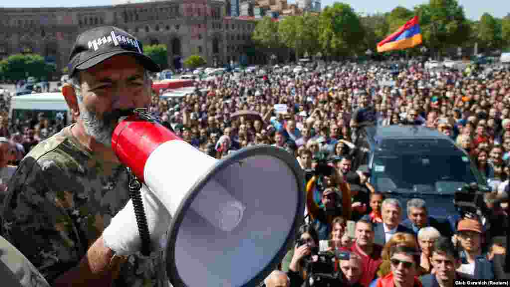 &laquo;Оксамитова революція&raquo; у Вірменії: лідер протестів і майбутній прем&#39;єр Нікол Пашинян виступає перед людьми. У 2018 році у Вірменії почалися масові протести, які закінчилися зміною влади. Їхньою причиною стала конституційна реформа, яку ініціював колишній президент Серж Сарґсян, щоб зберегти свою посаду. Коли Сарґсян офіційно оголосив про свої наміри, десятки тисяч людей вийшли на вулиці. На 11-й день демонстрацій Сарґсян пішов у відставку, а Пашинян незабаром був обраний новим прем&#39;єром Вірменії