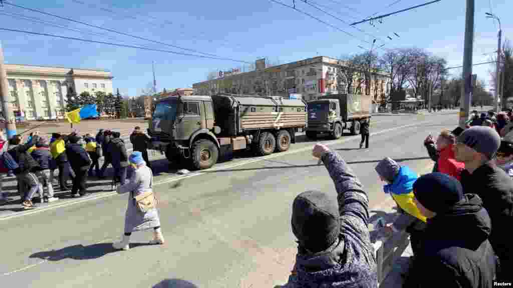 У той час, коли Сили оборони чинили збройний спротив агресії, жителі Мелітополя і Херсона виходили на акції, демонструючи російським окупантам, що їх в Україні ніхто не чекає. Акції в центрі Херсону проти російської окупації, 20 березня 2022 року&nbsp; 11 листопада 2022 року Збройні сили України звільнили Херсон. Однак наразі російська армія піддає місто потужним обстрілам із іншого берега Дніпра