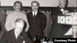 Yoahim Ribbentrop Mosckvada pakta imza atır - 23 avqust 1939