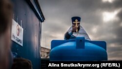 Хрещення Господнє: в Севастополі поринули в холодні води Чорного моря (фотогалерея)