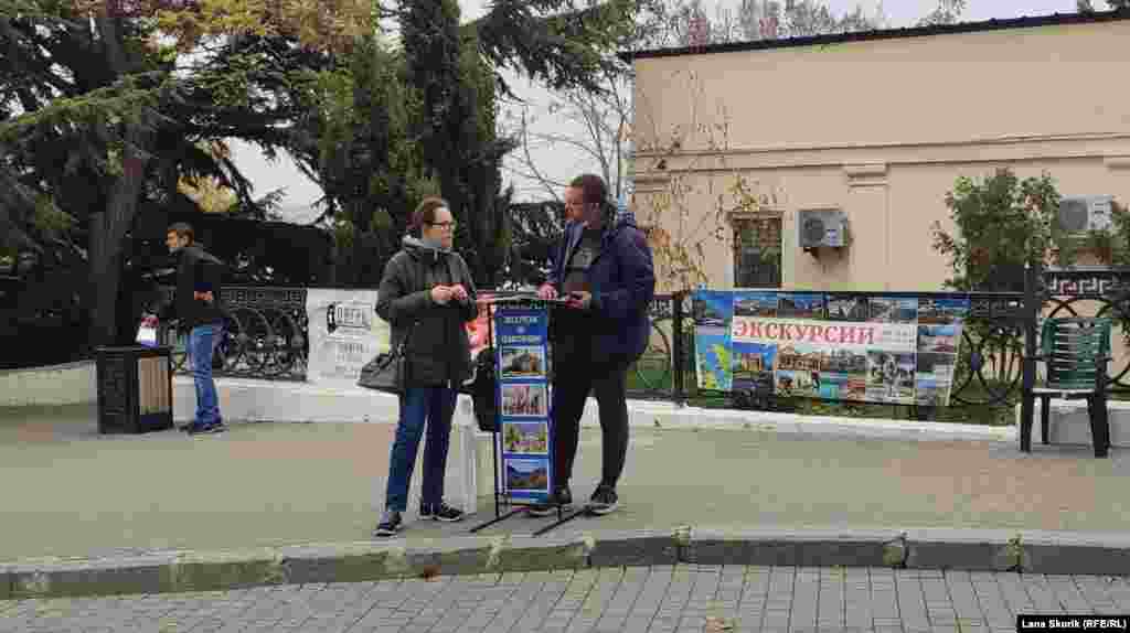 Також на площі Нахімова пропонують екскурсії Севастополем