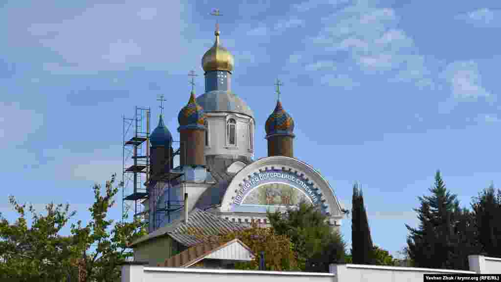 Церква Успіння Пресвятої Богородиці &ndash; у будівельних лісах. Починали її будувати в непростому 1923 році, в епоху боротьби більшовиків з релігією. Радянська влада закривала храм у 1930-х і 1960-х роках, там розміщувався спортзал, клуб, зерносховище. У 1965 році церква була остаточно зруйнована, її відновлення почалося в 1994 році