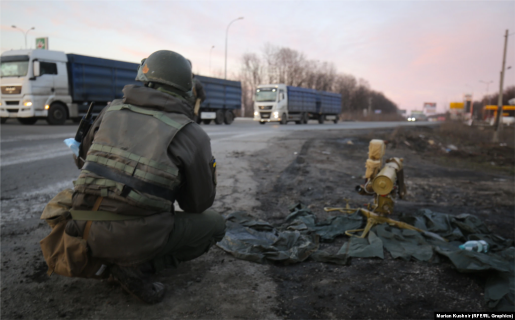 Український військовий біля протитанкової ракети на околиці Харкова