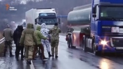 На західному кордоні України активісти блокують проїзд фур з російськими номерами (відео)