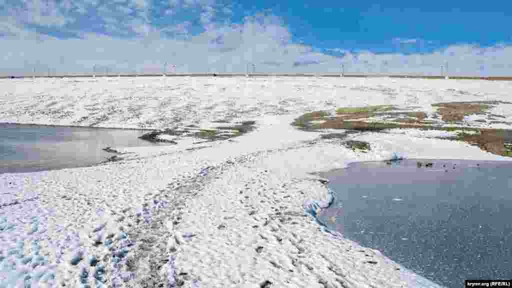 Біля самої греблі в результаті обміління від головної чаші водойми (ліворуч) відокремилося озерце, яке повністю замерзло