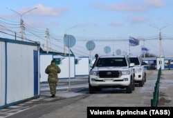 Блокування КПВВ призвело до обмеження доступу до цих територій гуманітарних вантажів. Патруль ОБСЄ на контрольному пункті в'їзду і виїзду «Оленівка». Донецька область,15 лютого 2021 року