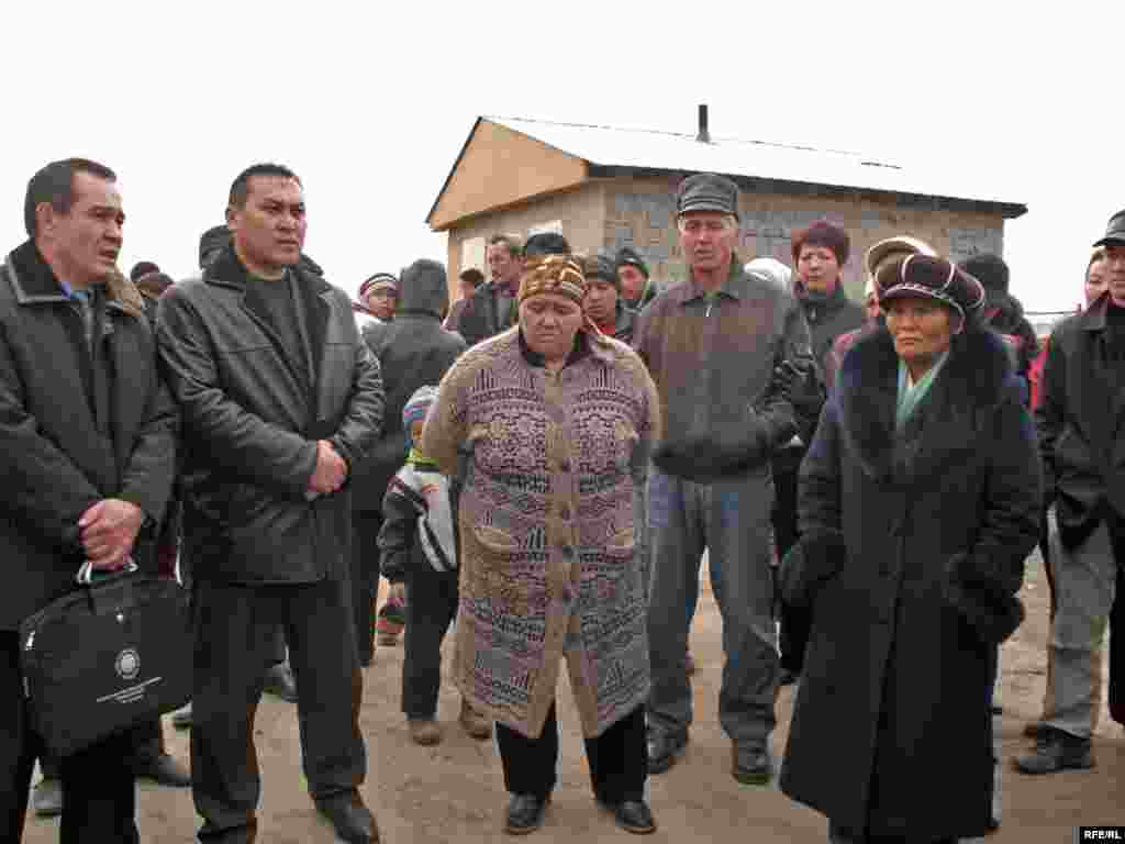 «Красный трудовик» тұрғындары үйлерін бұзу турасындағы жоспарға наразылықпен акцияға шықты. Алматы, 5 желт. 2008 жыл. - Жители поселка «Красный трудовик» протестуют против плана по сносу их домов. Алматы, 5 декабря 2008 года.