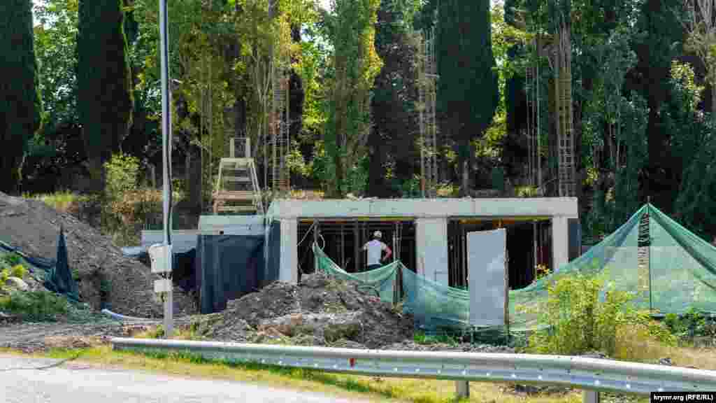 На будівництві на вулиці Центральна з&#39;явився перший працівник