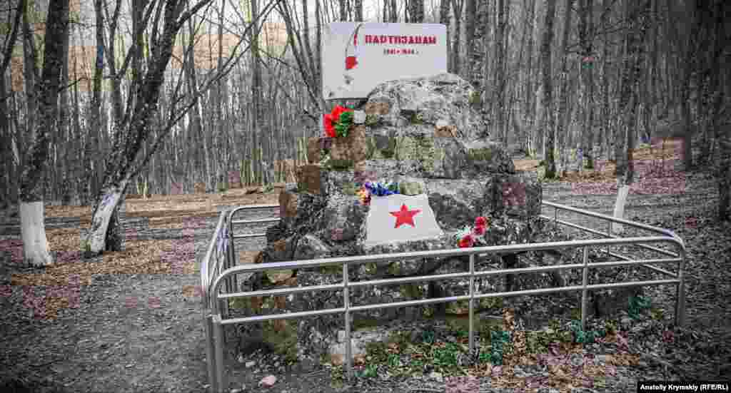 Пам&#39;ятник кримським партизанам Другої світової війни в районі перевалу Шайтан-Мердвен (Чортові сходи)