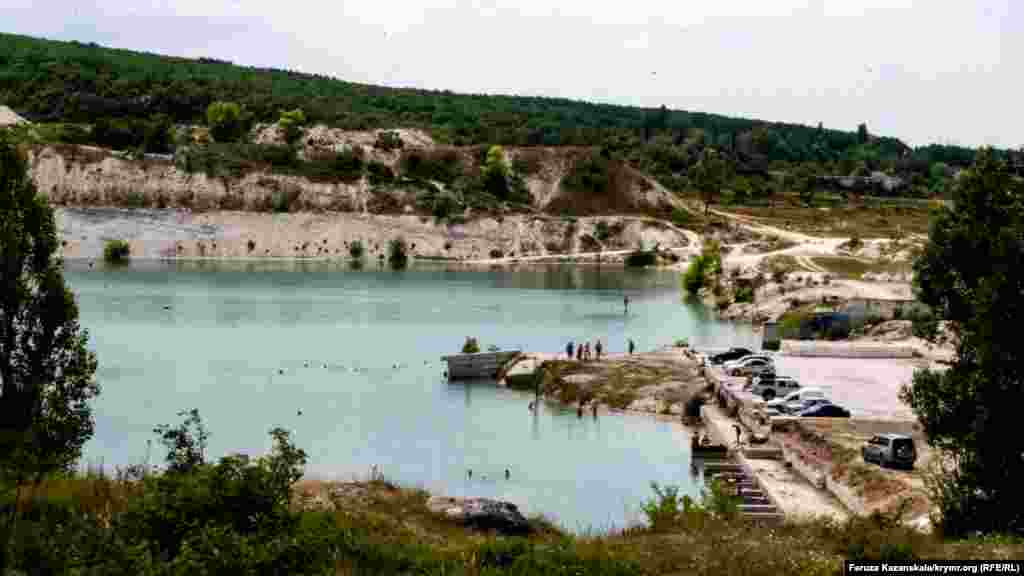 Спочатку її викачували, але потім це стало дорого. Утворилася водойма