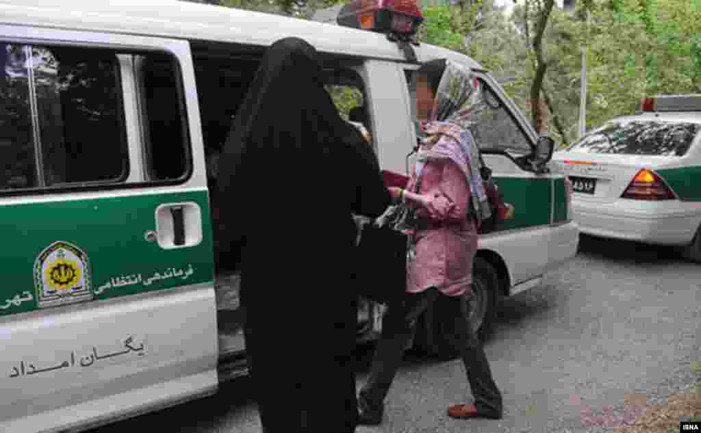 Əxlaq polisinin saxladığı Tehran sakini.&nbsp;