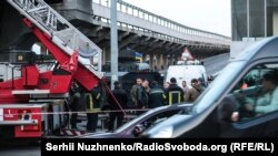 Фоторепортаж: чоловік погрожував вибухом на мосту Метро в Києві. Як це було