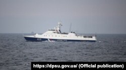 За повідомленням Морської охорони Держприкордонслужби України, російський сторожовий корабель небезпечно маневрував неподалік українських кораблів та USCGC Hamilton