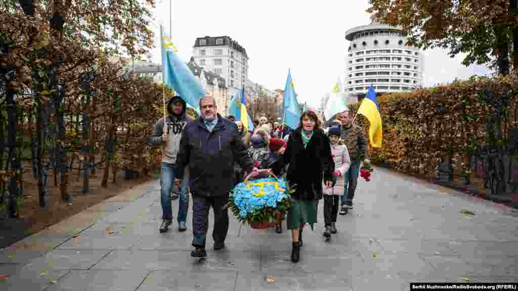 Амет-Хан Султан&nbsp;&ndash; військовий льотчик, гвардії майор. Заслужений льотчик-випробувач СРСР. Двічі Герой Радянського Союзу. Нагороджений трьома Орденами Леніна, чотирма орденами Червоного Прапора, орденом Олександра Невського, орденом Вітчизняної війни 1-го ступеня, орденом Червоної Зірки, орденом &laquo;Знак Пошани&raquo; і шістьма медалями. Лауреат Державної та Сталінської премії