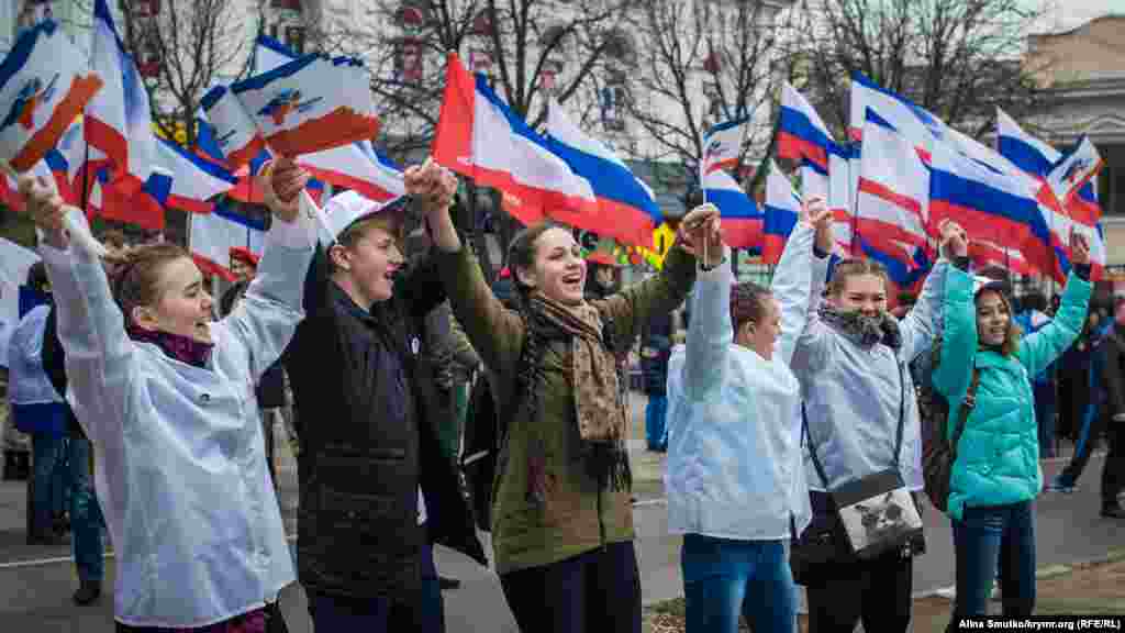 Учасники ходи танцюють у центрі Сімферополя