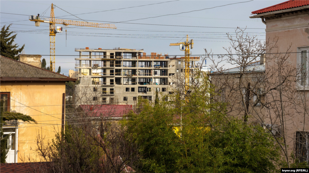 Будинки надійно захищають від холодних вітрів посадки бамбука. На Південному узбережжі Криму ростуть найбільш морозостійкі з субтропічних видів бамбука. Однак тут рослини страждають від сухості повітря і не досягають тих розмірів, до яких виростають у вологому і теплому кліматі, наприклад, у грузинській Аджарії 