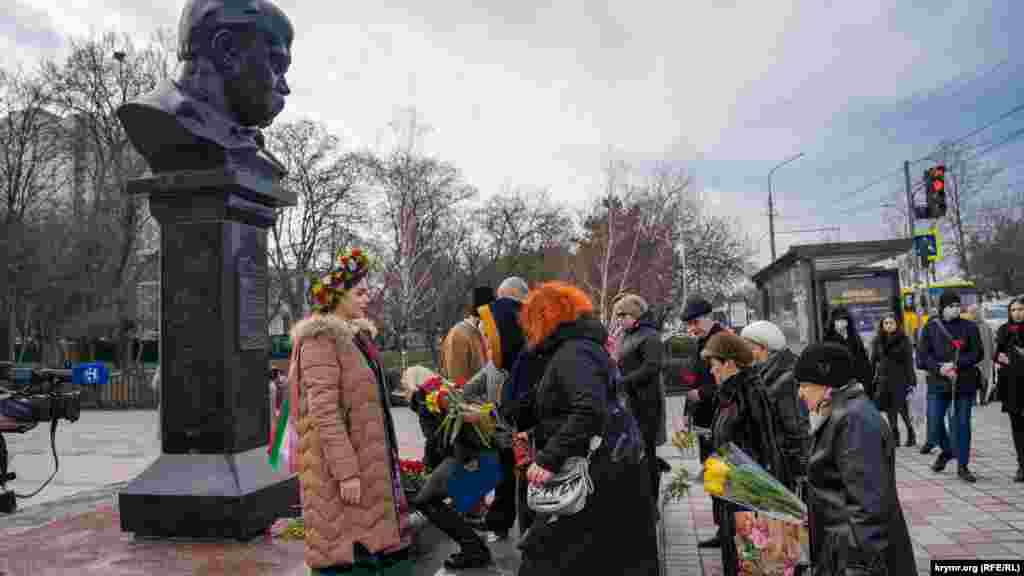 У Сімферополі поклали квіти до пам&#39;ятника Тарасу Шевченку. Як на кримському півострові вшанували пам&#39;ять Тараса Шевченка &ndash; дивіться у нашій фотогалереї