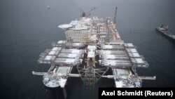 Трубоукладне судно Pioneering Spirit прокладає труби для трубопроводу «Північного потоку 2» на дні Гельсінського заливу. Фінляндія