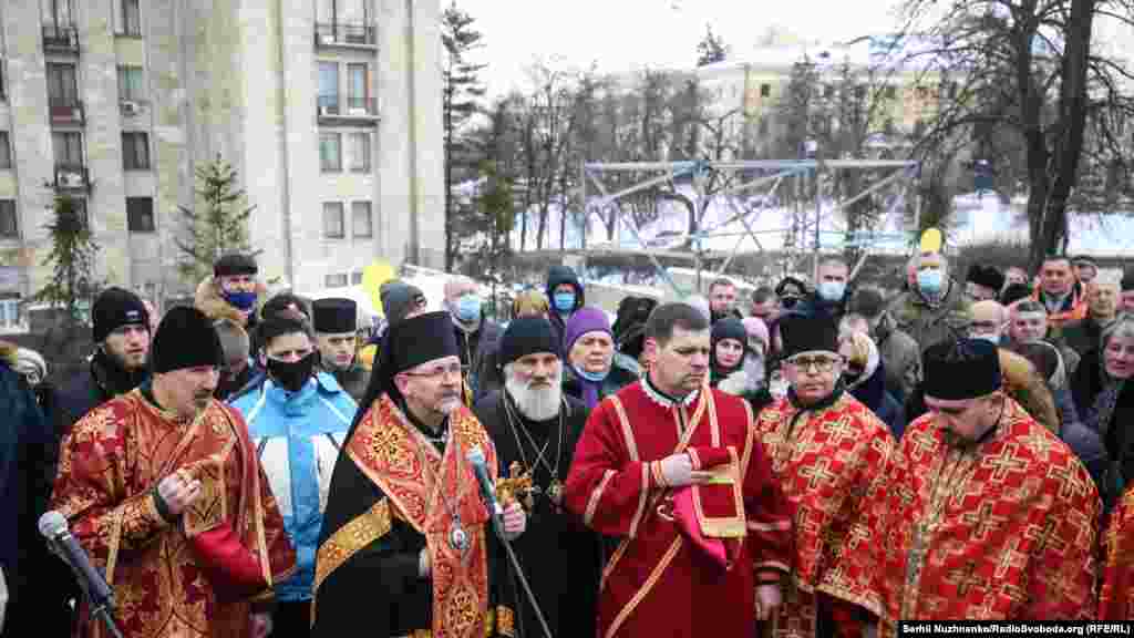 Зранку біля каплиці на алеї Героїв Небесної Сотні відбулася панахида, яку провів верховний архиєпископ Києво-Галицький і глава УГКЦ, блаженніший Святослав (Шевчук)