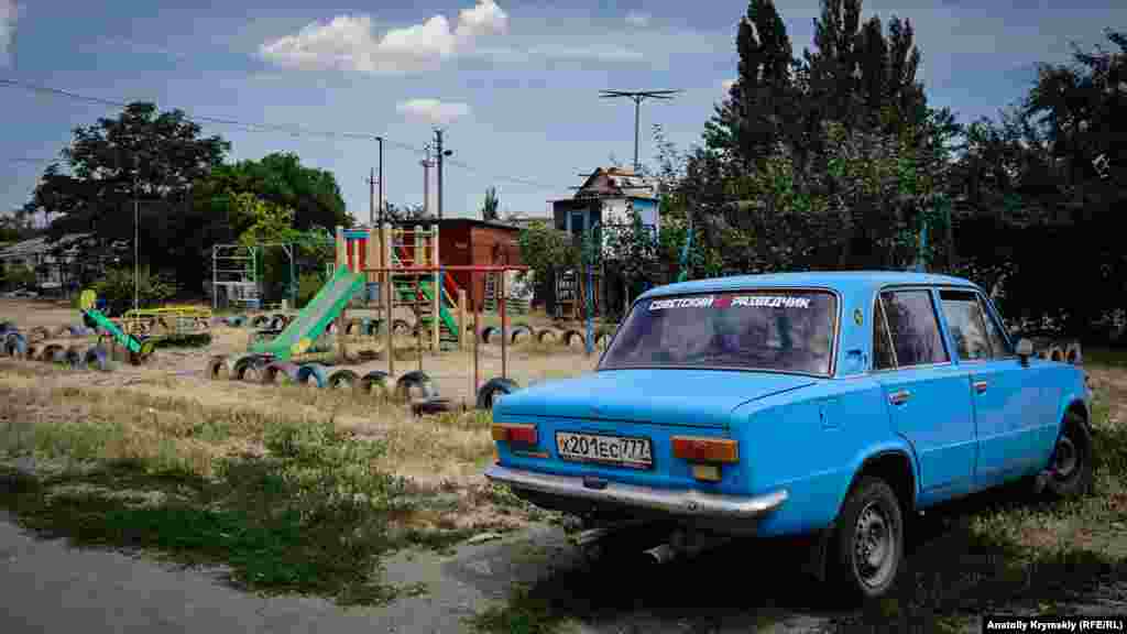 А цей дитячий майданчик і голубник в сільському дворі &ndash; під пильним оком &laquo;радянського розвідника&raquo; на &laquo;Жигулях&raquo;