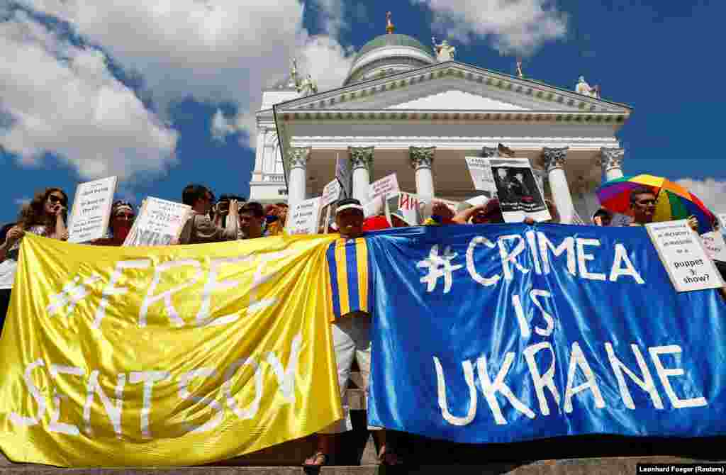 63-й день. Понад дві тисячі людей мітингували в центрі Гельсінкі напередодні зустрічі президентів США і Росії. Вони розгорнули плакати на підтримку режисера