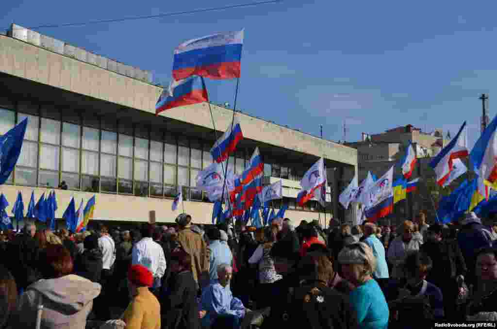 Вчергове під час Євромайдану на центральну площу вийшли проросійські активісти. Акція проходить навпроти Українського театру на площі Леніна. Після анексії театр перейменували на Музичний