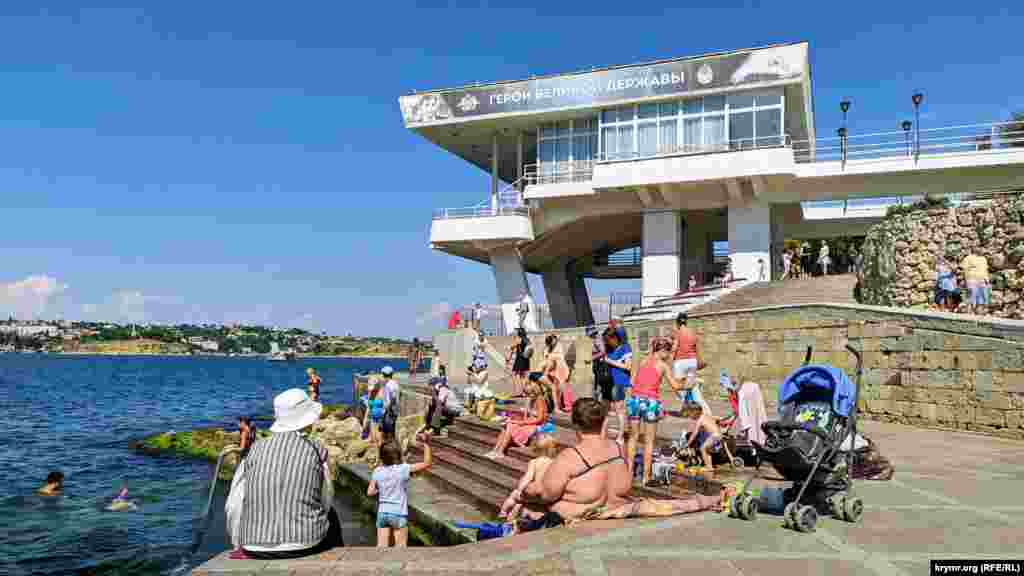 Сходинки біля головної трибуни, з якої зазвичай спостерігають за парадом кораблів на День ВМФ Росії